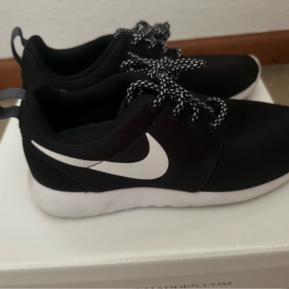 Women’s Nike tennis shoes size 6